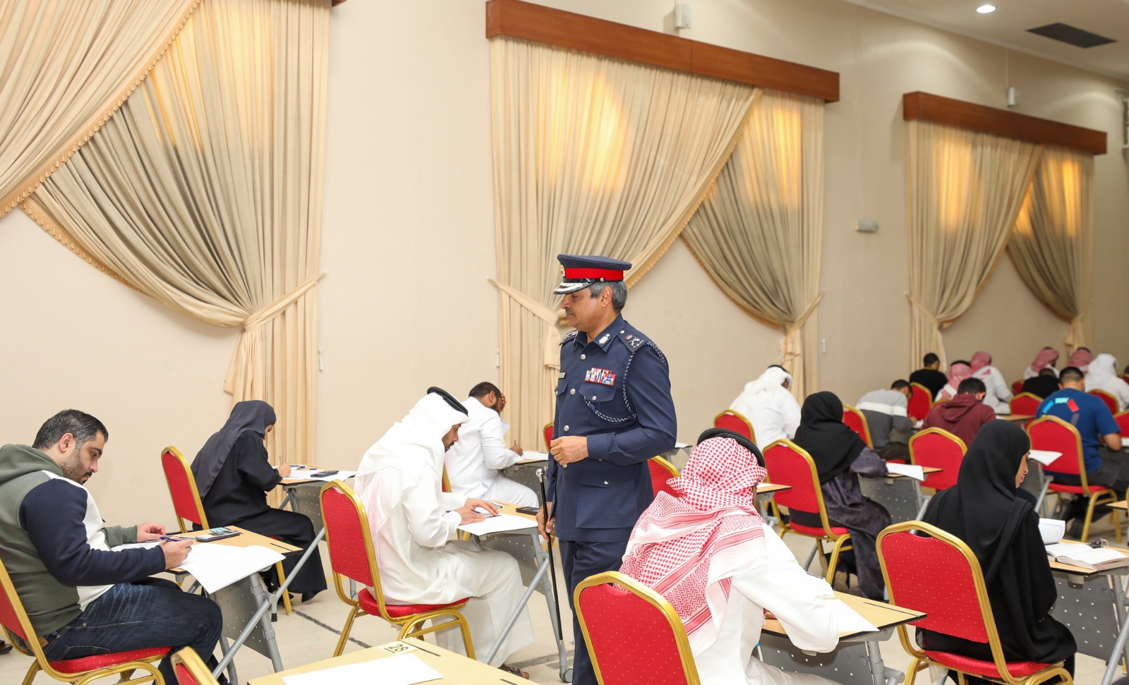 آمر الأكاديميّة الملكيّة للشرطة يتفقّد سير عمليّة امتحانات المنتصف لطلاب برامج الدراسات العليا<